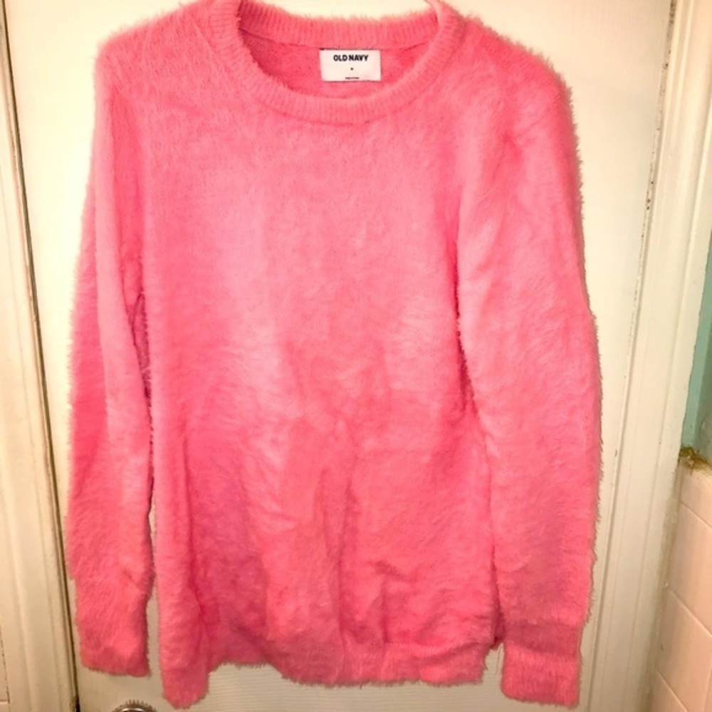 Old Navy bright pink long sleeve sweater. It’s NWT. Size medium